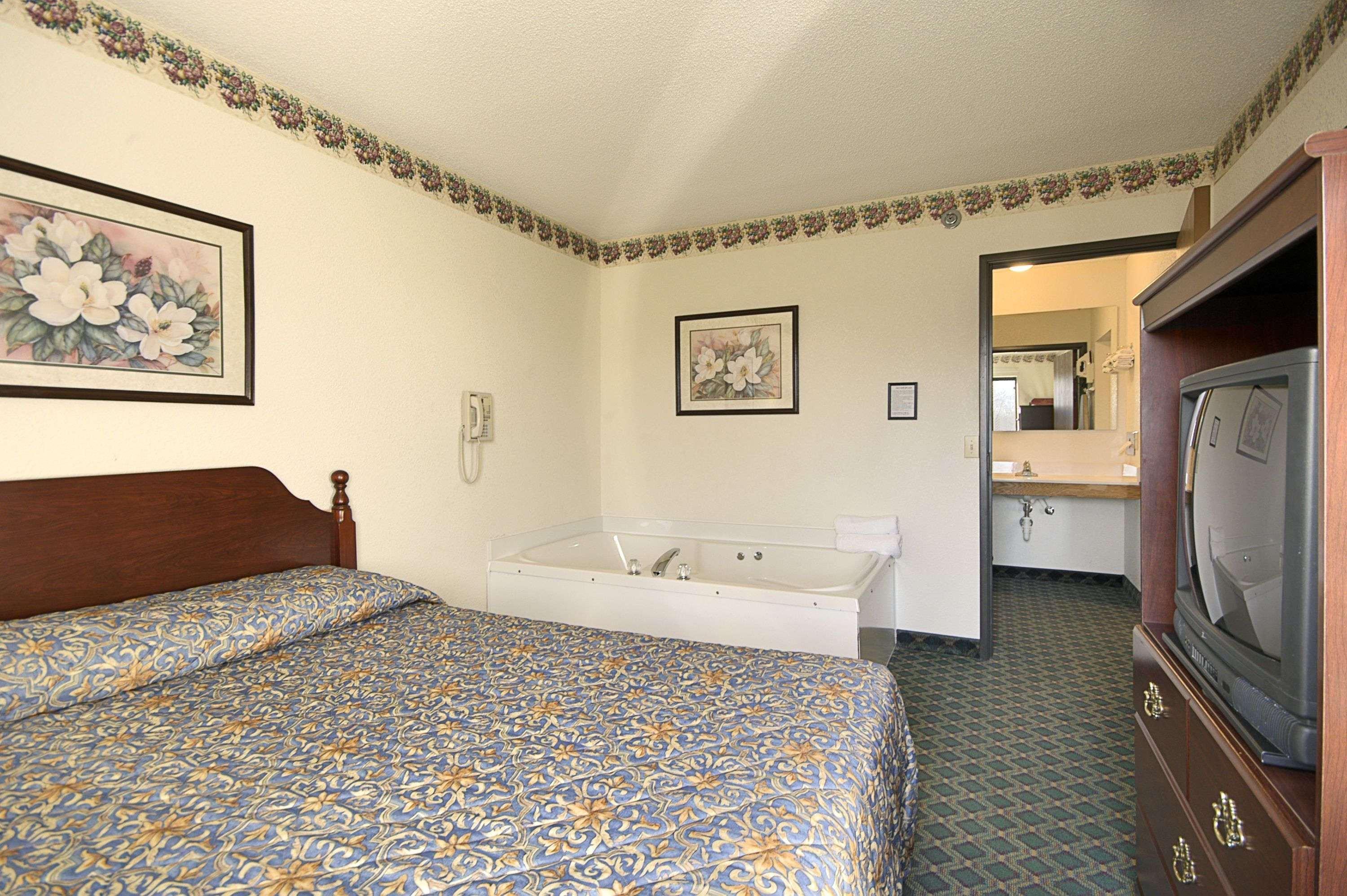 Travelodge By Wyndham Hudsonville Exterior photo